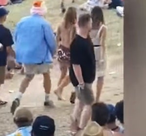 Un hombre le toca los pechos a una joven en un festival de música y recibe su merecido Un hombre le toca los pechos a una joven en un festival de música y recibe su merecido