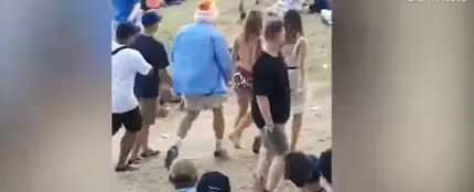 Un hombre le toca los pechos a una joven en un festival de música y recibe su merecido Un hombre le toca los pechos a una joven en un festival de música y recibe su merecido