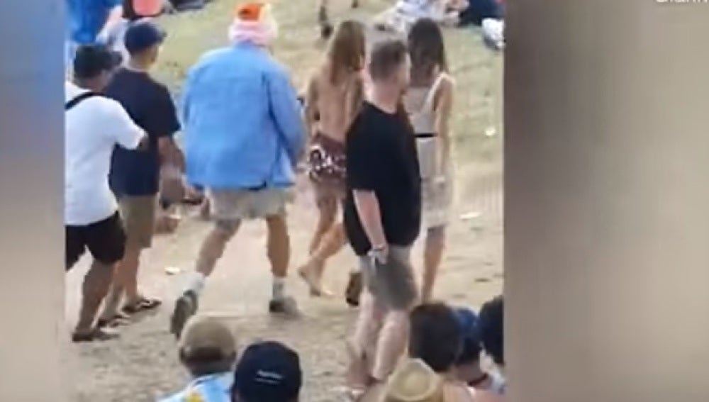 Un hombre le toca los pechos a una joven en un festival de música y recibe su merecido