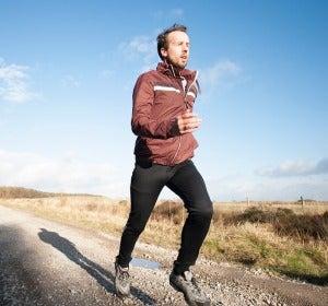 Un hombre corriendo Un hombre corriendo
