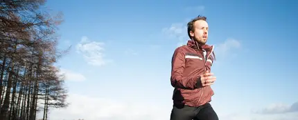 Un hombre corriendo Un hombre corriendo