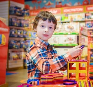 Un niño en una tienda de juguetes Un niño en una tienda de juguetes