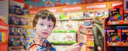 Un niño en una tienda de juguetes Un niño en una tienda de juguetes