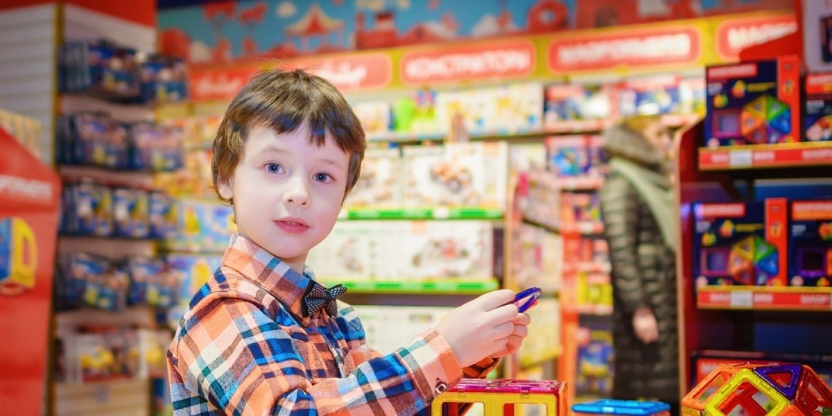 Un niño en una tienda de juguetes