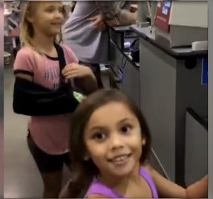 Confunden a un cajero de supermercado con un personaje de Viana Confunden a un cajero de supermercado con un personaje de Viana