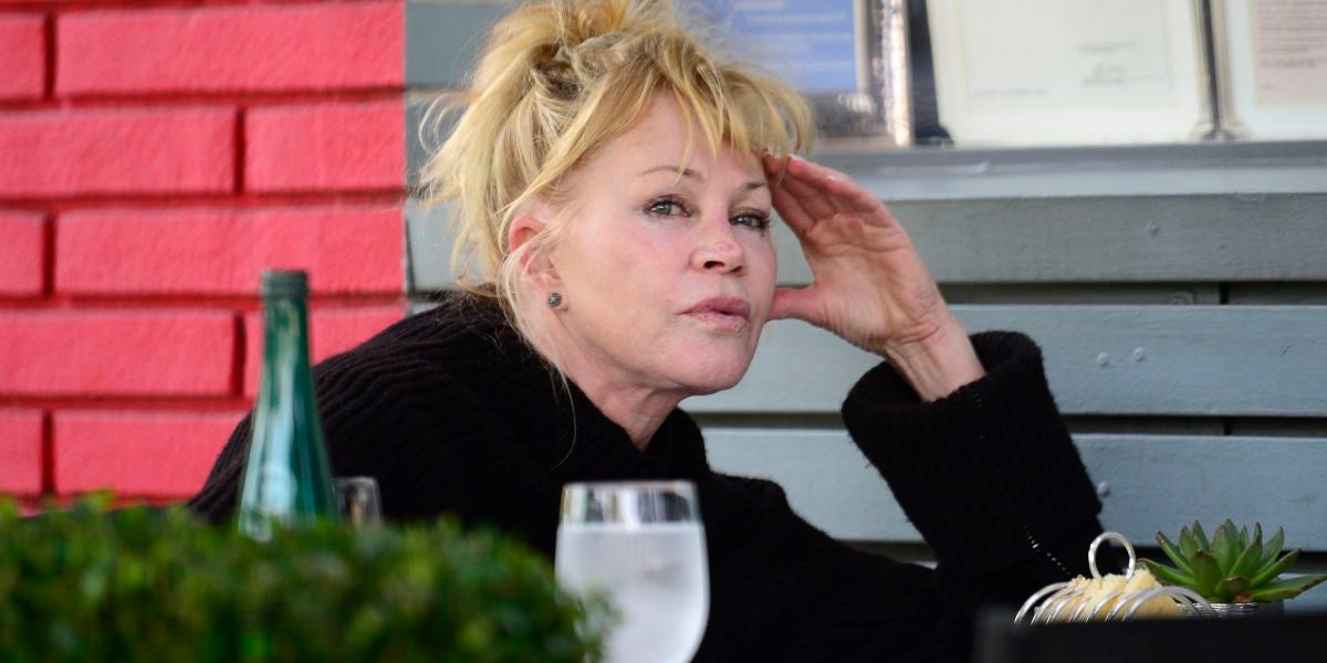 Una Melanie Griffith al natural y muy pensativa