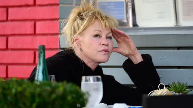 Una Melanie Griffith al natural y muy pensativa