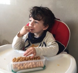 El hijo de Maria Merino desayunando garbanzos El hijo de Maria Merino desayunando garbanzos