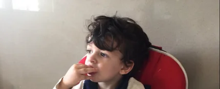 El hijo de Maria Merino desayunando garbanzos El hijo de Maria Merino desayunando garbanzos