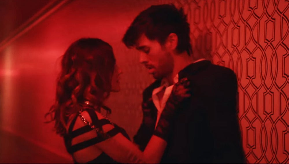 Enrique Iglesias en el videoclip 'El Baño'