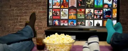 Varias personas ven Netflix en la televisión. Varias personas ven Netflix en la televisión.