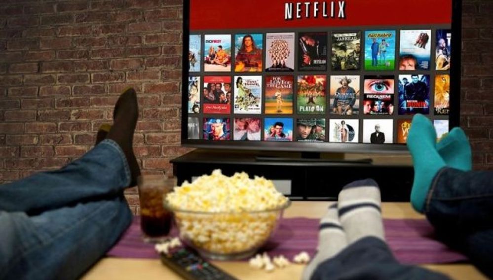 Varias personas ven Netflix en la televisión.