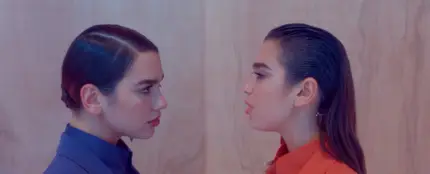 Dua Lipa en el videoclip de IDGAF Dua Lipa en el videoclip de IDGAF
