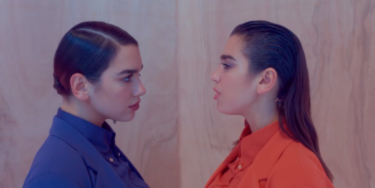 Dua Lipa en el videoclip de IDGAF
