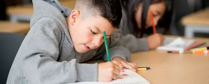 Niño escribiendo Niño escribiendo