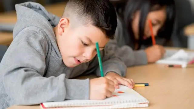 Niño escribiendo