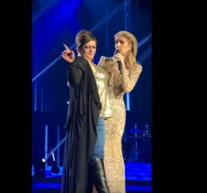 Una mujer ebria sube al escenario durante un concierto de Céline Dion Una mujer ebria sube al escenario durante un concierto de Céline Dion