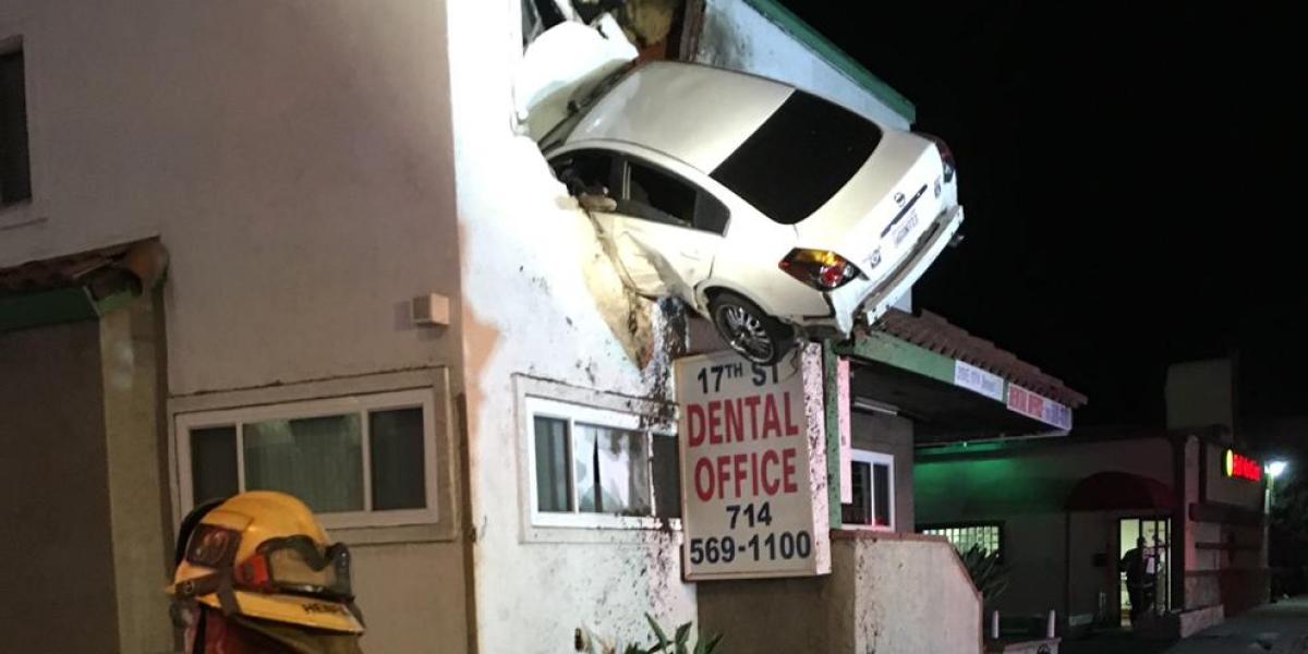 Un coche se estrella en el segundo piso de un edificio