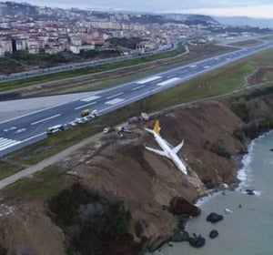 Un avión turco se sale de la pista Un avión turco se sale de la pista