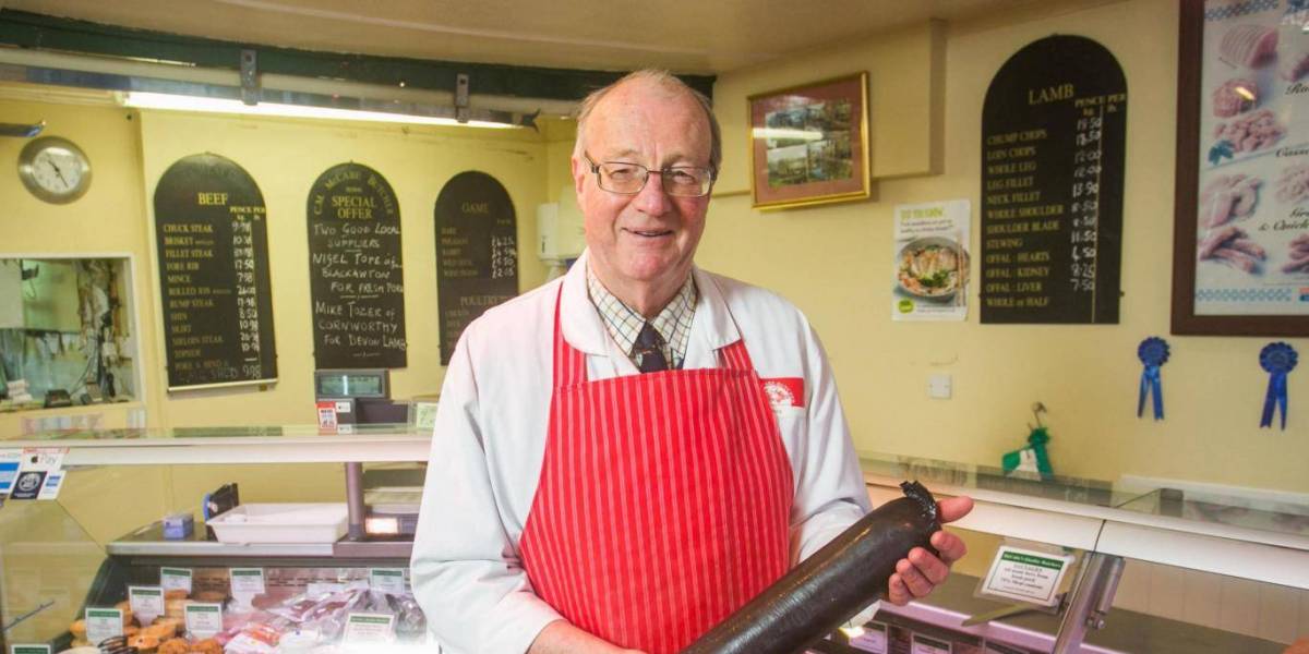 Christopher McCabe en su carnicería en Devon (UK)