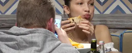 Bella Hadid pillada comiendo tan ricamente Bella Hadid pillada comiendo tan ricamente