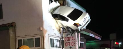 Un coche se estrella en el segundo piso de un edificio