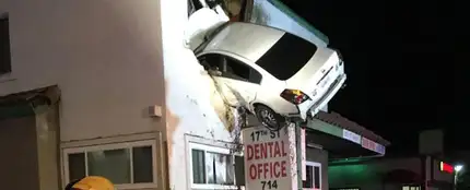 Un coche se estrella en el segundo piso de un edificio Un coche se estrella en el segundo piso de un edificio