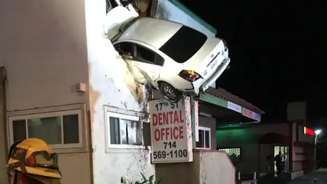 Un coche se estrella en el segundo piso de un edificio