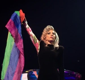 Lady Gaga levantando una bandera LGBT en su concierto en Barcelona Lady Gaga levantando una bandera LGBT en su concierto en Barcelona