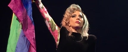 Lady Gaga levantando una bandera LGBT en su concierto en Barcelona