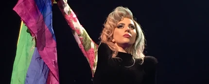 Lady Gaga levantando una bandera LGBT en su concierto en Barcelona Lady Gaga levantando una bandera LGBT en su concierto en Barcelona