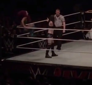 Momento exacto en el que Paige se lesiona Momento exacto en el que Paige se lesiona