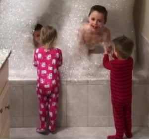 El baño de espuma de este padre para sus hijos se le va de las manos El baño de espuma de este padre para sus hijos se le va de las manos