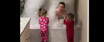 El baño de espuma de este padre para sus hijos se le va de las manos El baño de espuma de este padre para sus hijos se le va de las manos