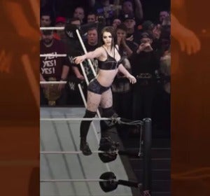 Vídeo: Una brutal patada por la espalda acaba con la carrera de una luchadora de la WWE Vídeo: Una brutal patada por la espalda acaba con la carrera de una luchadora de la WWE