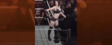 Vídeo: Una brutal patada por la espalda acaba con la carrera de una luchadora de la WWE Vídeo: Una brutal patada por la espalda acaba con la carrera de una luchadora de la WWE