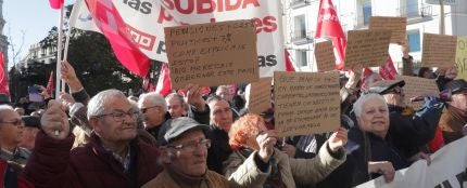 Centenares de jubilados piden a Báñez ante el Congreso subir las pensiones