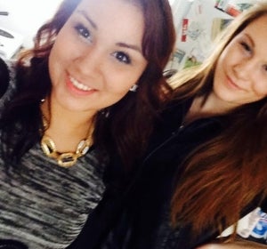 Cheyenne posa junto a su amiga Brittany, 4 horas antes de asesinarla. Cheyenne posa junto a su amiga Brittany, 4 horas antes de asesinarla.