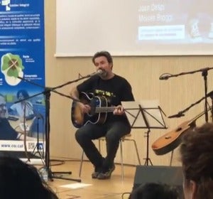 Pau Donés ofrece un concierto en el hospital donde le operaron como señal de gratitud Pau Donés ofrece un concierto en el hospital donde le operaron como señal de gratitud