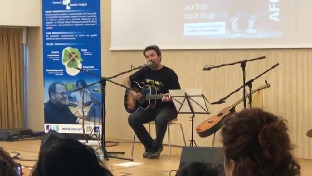 Pau Donés ofrece un concierto en el hospital donde le operaron como señal de gratitud