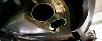 Imagen del tubo de escape de un coche Imagen del tubo de escape de un coche