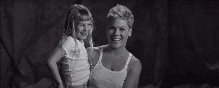 Pink y su hija Willow en el videoclip de 'Wild Hearts Can't Be Broken'