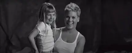 Pink y su hija Willow en el videoclip de 'Wild Hearts Can't Be Broken' Pink y su hija Willow en el videoclip de 'Wild Hearts Can't Be Broken'