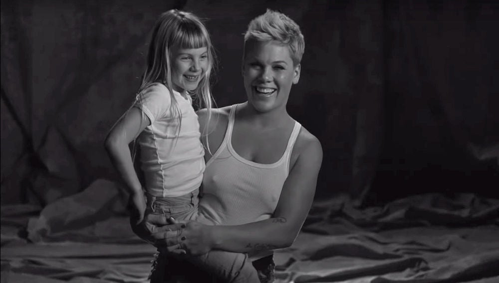 Pink y su hija Willow en el videoclip de 'Wild Hearts Can't Be Broken'