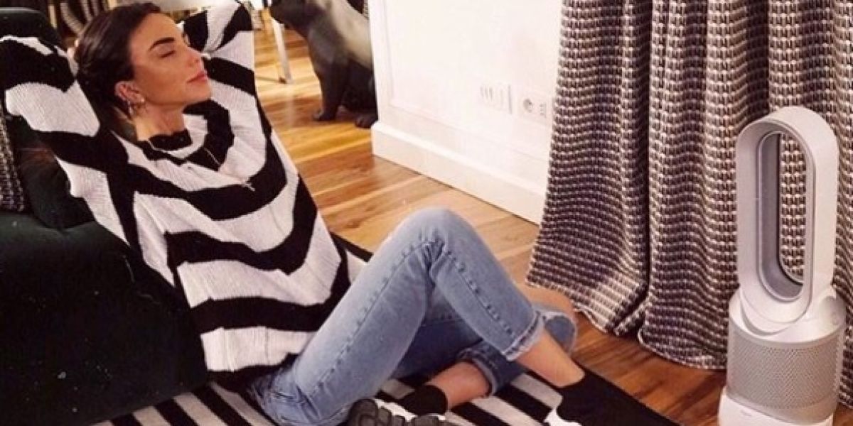 La modelo Chirara Biasi con pantalones pitillo