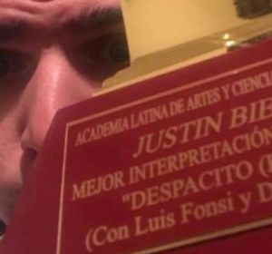 Carlos Escalona con el Grammy Latino de Justin Bieber Carlos Escalona con el Grammy Latino de Justin Bieber