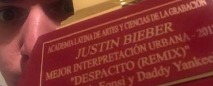 Carlos Escalona con el Grammy Latino de Justin Bieber