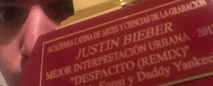 Carlos Escalona con el Grammy Latino de Justin Bieber Carlos Escalona con el Grammy Latino de Justin Bieber