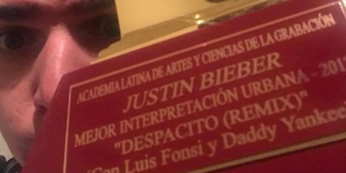 Carlos Escalona con el Grammy Latino de Justin Bieber
