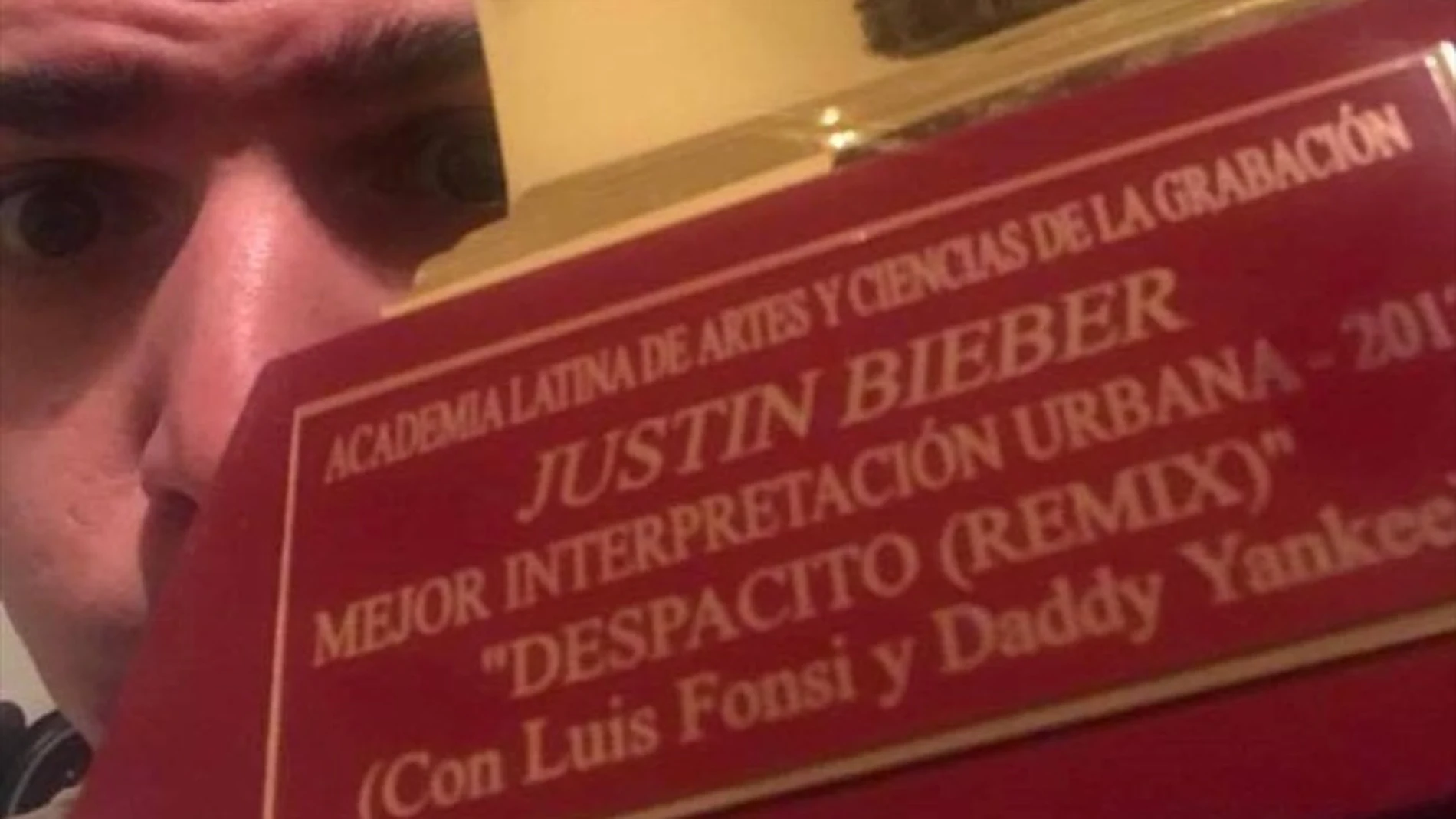 Carlos Escalona con el Grammy Latino de Justin Bieber Carlos Escalona con el Grammy Latino de Justin Bieber